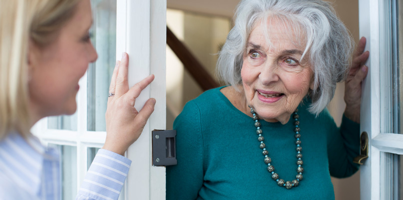Do drzwi 84-latki zapukała kobieta podająca się za pracownicę spółdzielni mieszkaniowej. Fot. depositphotos