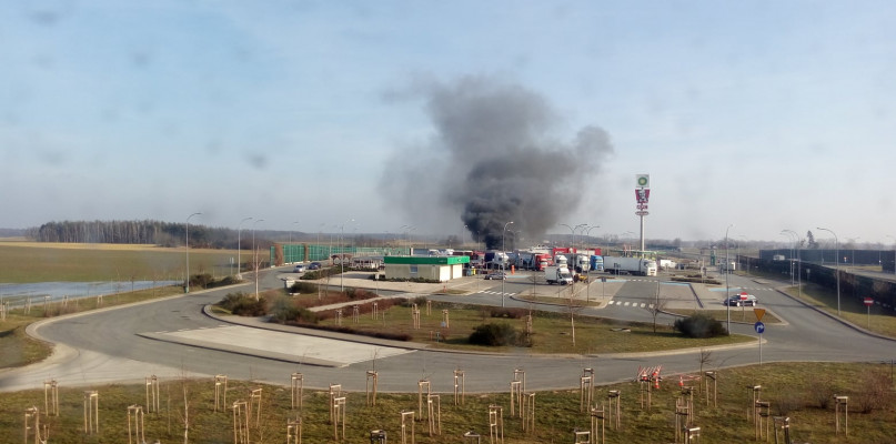 Na terenie miejsca obsługi podróżnych na  A1 pod Włocławkiem doszło do pożaru. Fot. OSP Lubień Kujawski. 