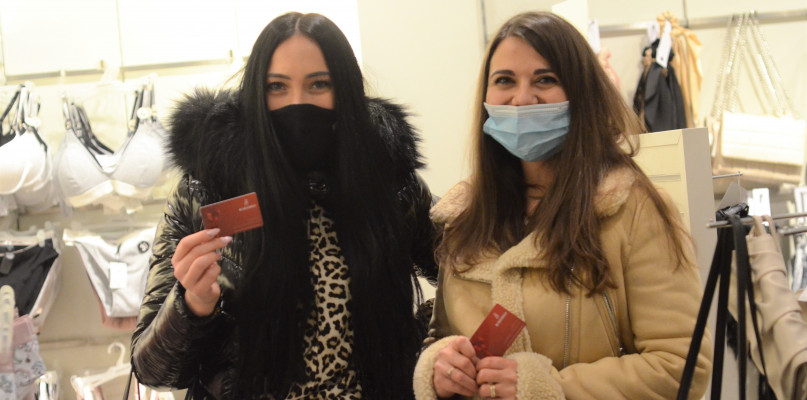 Z okazji Dnia Kobiet 120 pań otrzymało karty podarunkowe od Centrum Handlowego Wzorcownia. Fot. Natalia Seklecka