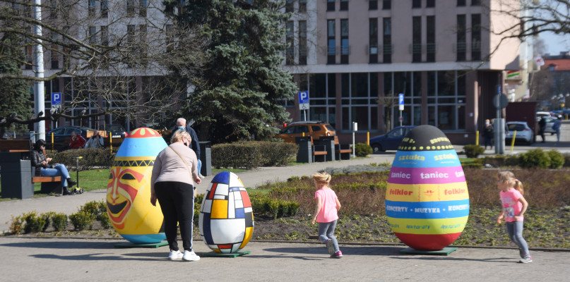 Kolorowe, wielkanocne jajka stanęły na placu Wolności. Fot. Michał Osiecki