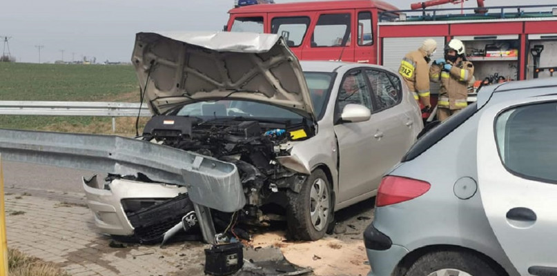 Działania strażaków polegały m.in. na odłączeniu akumulatorów od uszkodzonych aut. Fot. OSP Lubraniec