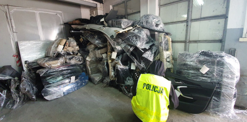 Policjanci z Włocławka namierzyli dziuplę z kradzionymi częściami samochodowymi. Fot. KMP Włocławek