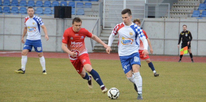 W pierwszym meczu obu zespołów rozgrywanym w rundzie wiosennej górą byli piłkarze Rafała Lewandowskiego, którzy wygrali 4:2. Fot. Daniel Wiśniewski