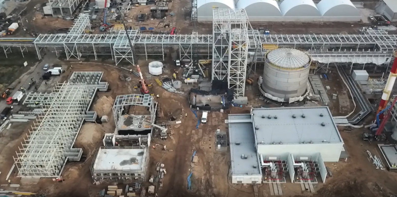 W ramach budowy trzeciej linii nawozowej powstaje nowoczesny kompleks, który będzie składał się z instalacji kwasu azotowego i neutralizacji oraz instalacji granulacji. Fot. Screen z Youtube.