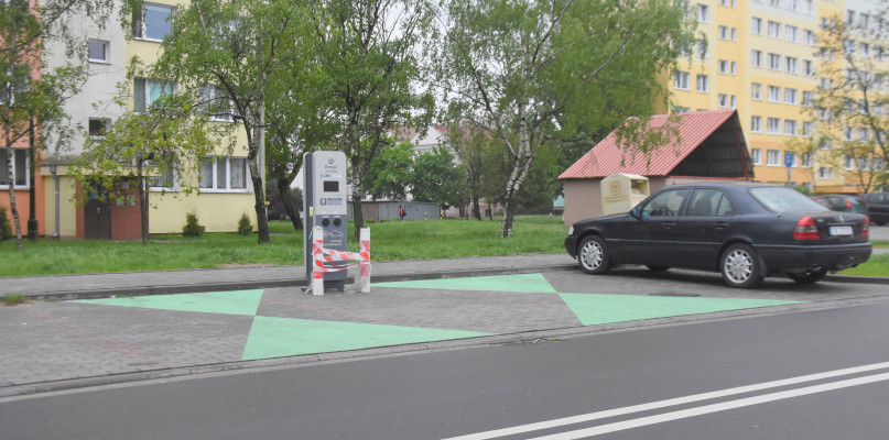 Mieszkańcy ul. Żytniej chcą nowych miejsc parkingowych wzamian za te `zabrane` przez ładowarkę dla aut elektrycznych. Fot. Natalia Seklecka