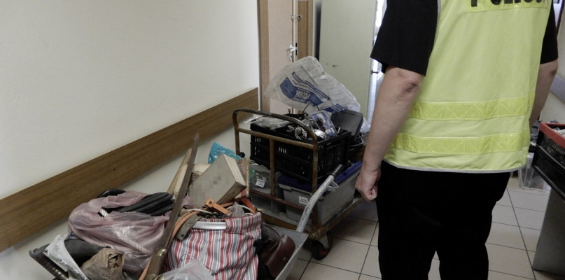Policjanci znaleźli u 19-latka zbiór elektroniki i innych przedmiotów, które wcześniej ukradł z magazynu firmy. Fot. KMP Włocławek