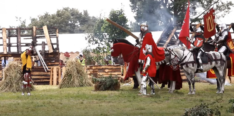 Co roku punktem kulminacyjnym imprezy jest rekonstrukcja pamiętnej bitwy z 1410 roku. Bierze w niej udział ponad tysiąc rycerzy z całego świata. Fot. Screen z Youtube.