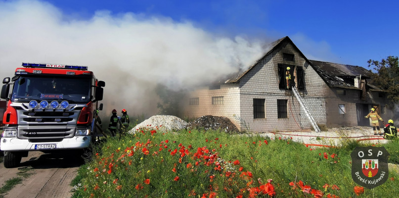 Na miejscu okazało się, że ogniem zajęła się stodoła wypełniona słomą. Fot. OSP Brześć Kujawski