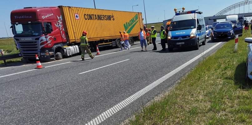 Karambol na autostradzie A1. Ruch w kierunku Gdańska zablokowany. Fot. nadesłane