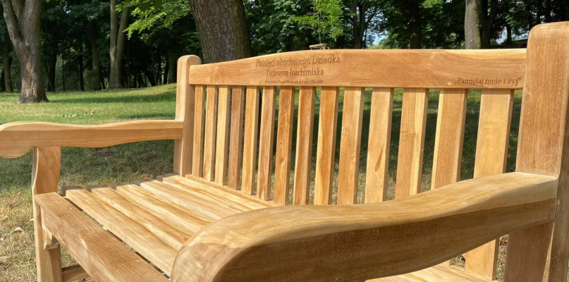 W Parku Sienkiewicza pojawiła się ławka upamiętniająca dawnego prezydenta. Fot. Natalia Seklecka