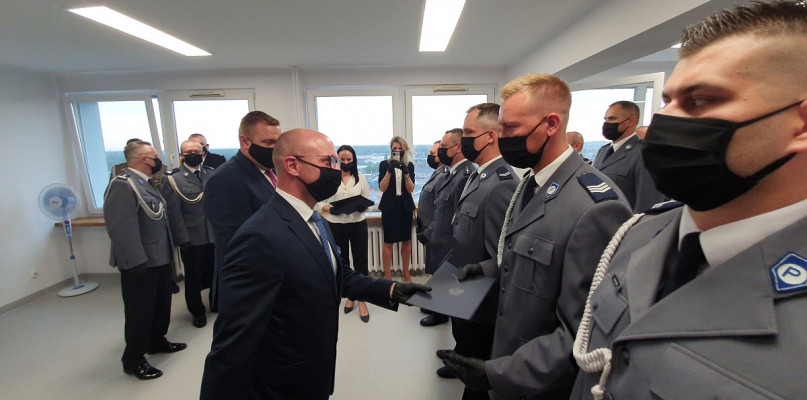 Ponad 100 policjantow awansowało na wyższe stopnie zawodowe. Fot. KMP Włocławek