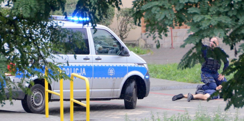 Pościg zakończony "glebą" . Policja zatrzymała nastolatka na ulicy. Fot. DD. 
