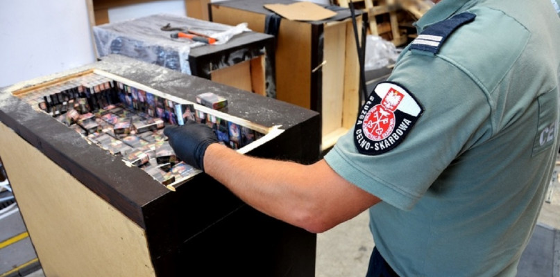Podejrzenia funkcjonariuszy okazały się słuszne. Szczegółowa rewizja pokazała, że przestrzenie grubych ścian i podłóg komód oraz półki meblowe to specjalnie przygotowane skrytki. Fot. KAS Bydgoszcz