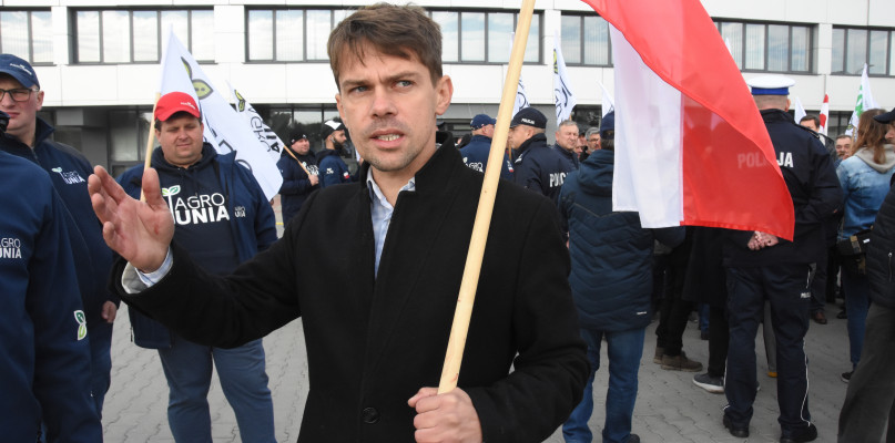 Przewodniczący AgroUnii Michał Kołodziejczak przed biurowcem Anwilu. Fot. DD