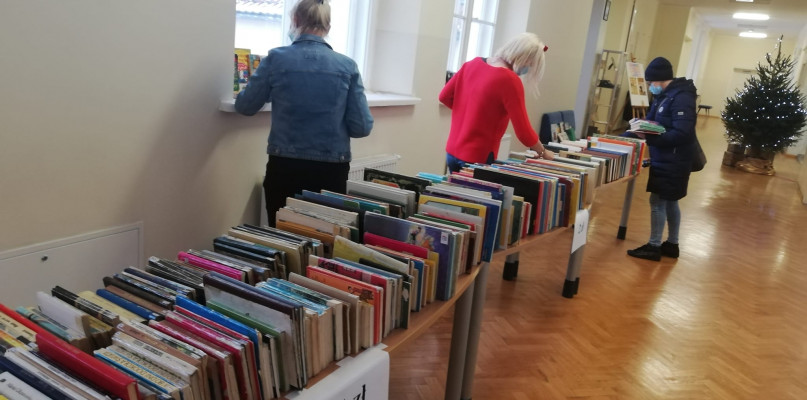Biblioteczny kiermasz książek potrwa jeszcze tydzień. Fot. Miejska Biblioteka Publiczna