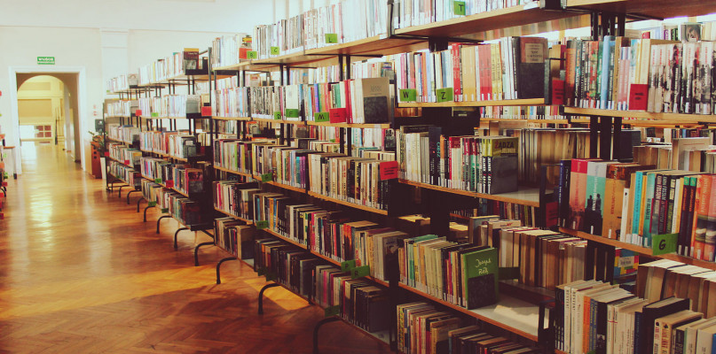 W 2021 roku po sugestiach czytelników biblioteka kupiła 129 książek. Fot. MBP Włocławek
