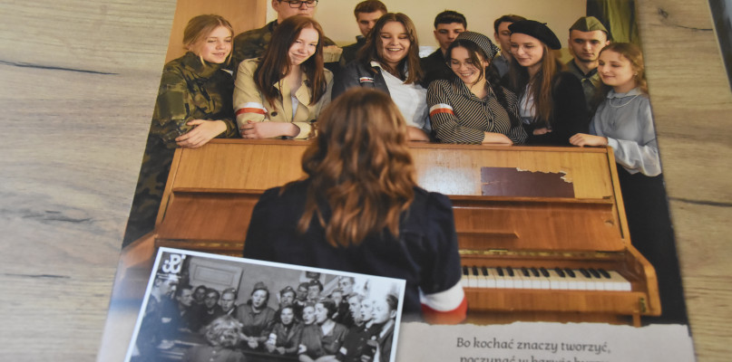 Uczniowie `Baczyńskiego` odwzorowali powstańcze fotografie w kalendarzu. Fot. Natalia Seklecka