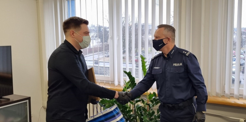 22-letni pracownik stacji paliw sam obezwładnił napastnika. Fot. KMP Włocławek