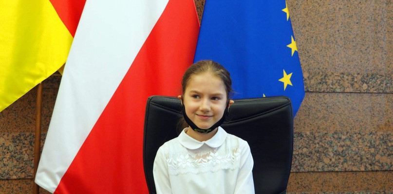 Włocławek: 10-letnia Weronika przekazała dla WOŚP dwuletnie oszczędności. Fot. UM Włocławek