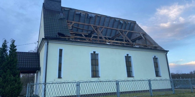 Uszkodzony dach kościoła w Starym Witoszynie w gminie Fabianki. Fot. OSP Bogucin. 