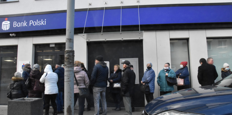 Kolejka przed bankiem przy Warszawskiej we Włocławku. Fot. N. Seklecka. 