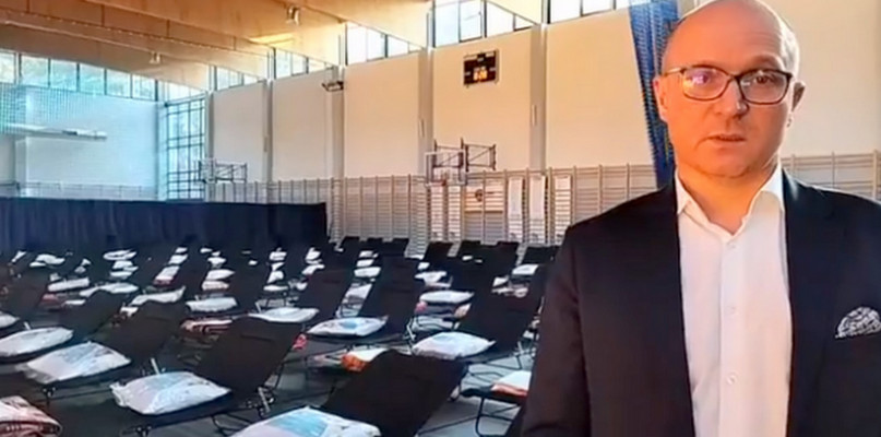 Sala gimnastyczna podstawówki w Michelinie została już zastawiona łóżkami i czeka na uchodźców z Ukrainy. Screen z wideo.