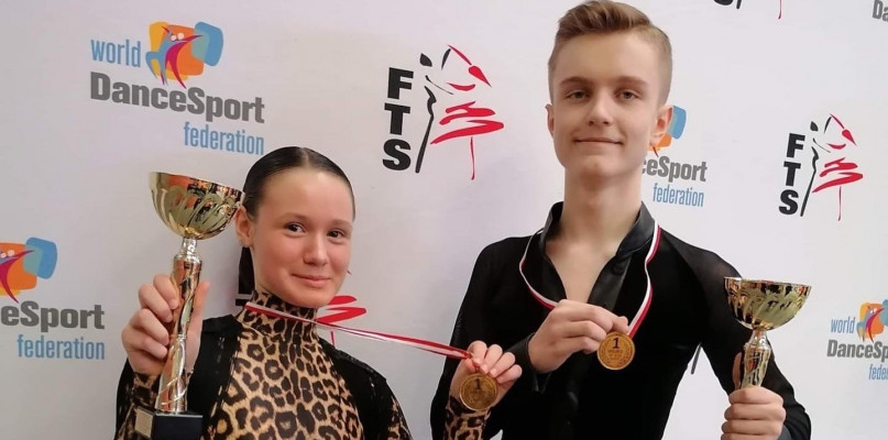 Wiktor Gondek i Zosia Lubczyńska z kolejnym trofeum. Fot. nadesłane