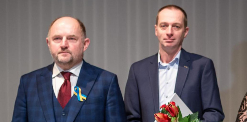 Od lewej: Marszałek Piotr Całbecki i nagrodzony Piotr Matuszkiewicz. Fot. Szymon Zdziebło tarantoga.pl dla UMWKP