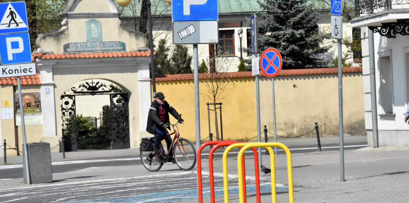 Stojaki rowerowe w barwach miasta stanęły w kilku lokalizacjach. Fot. Natalia Seklecka