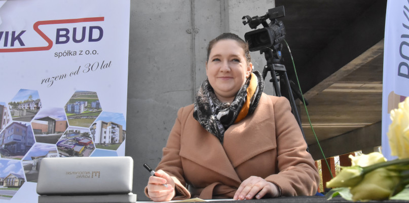 WEiceminister Anna Gembicka znalazła się wśród sygnatariuszy aktu erekcyjnego Powiatowego Centrum Zdrowia. Fot. Natalia Seklecka