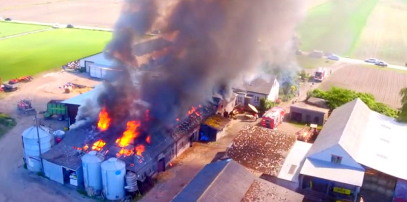 Dziś (18 maja) przed godziną 15.00 doszło do pożaru budynku inwentarskiego w miejscowości Okrąg w gminie Lipno. Screen z wideo ALTDRONE STUDIO. 