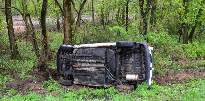Auto przewrócone na bok leżało na skraju lasu. Zdjęcie ilustracyjne. Fot. archiwum  DDWloclawek.pl