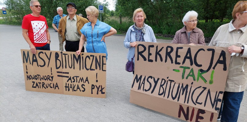 W sobotę przeciwny budowy wytwórni asfaltu protestowali przy marinie przy Płockiej. Fot. Facebook/JanuszDębczyński. 
