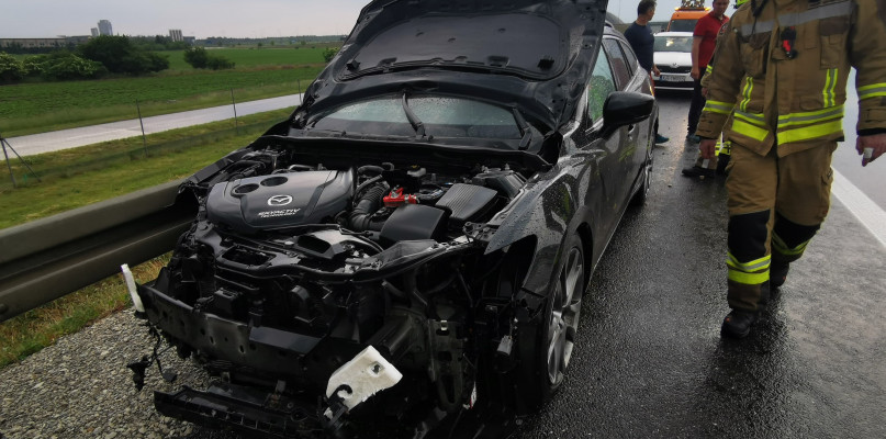 Mazda jadąca autostradą wjechała w bariery ochronne. Fot. OSP Brześć Kuj.