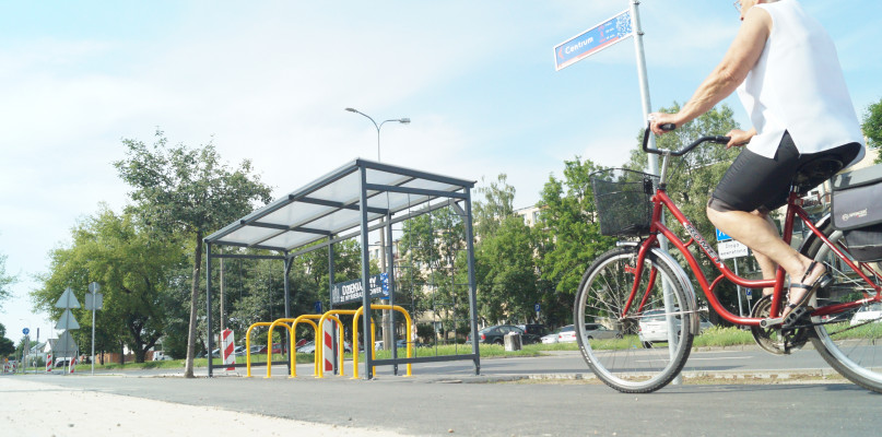 Przy nowej ścieżce rowerowej pojawiły się m.in. drogowskazy, rowerowe kosze na śmieci oraz wiata ze stojakami. Fot. Natalia Seklecka