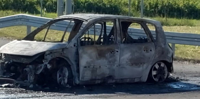 Pożar samochodu na autostradzie A1. Fot. OSP Brześć Kujawski