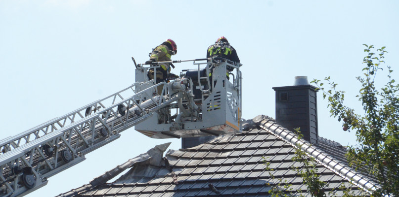 Pożar wybuchł na dachu domu jednorodzinnego. Fot. Natalia Seklecka