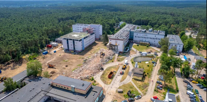 Na terenie WSS wyburzono jeden z budynków, aby na jego miejscu wybudować nowe serce szpitala. Fot. KPIM. 