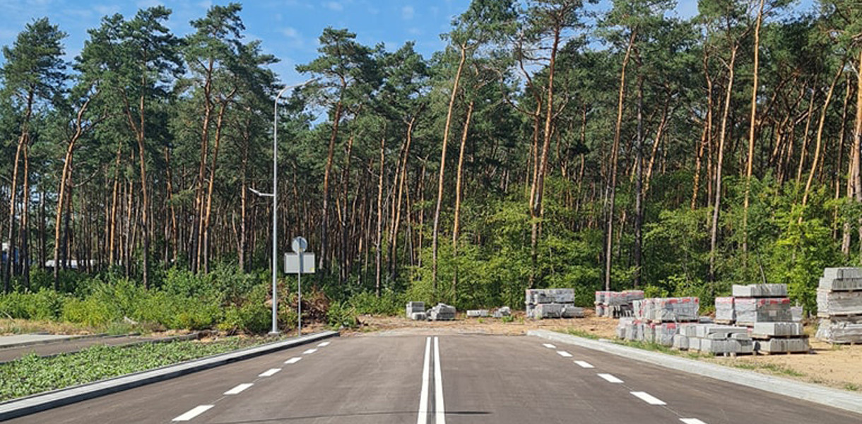 Nowa droga będzie prowadzić przez las w stronę ul. Wiejskiej. Fot. Facebook/Krzysztof Kukucki