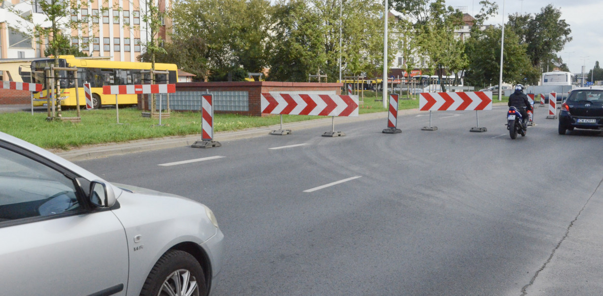 Włocławek: NA ul. Okrzei zamknięty jest fragment jednego pasa w kierunku Łodzi.  Fot. Natalia Seklecka