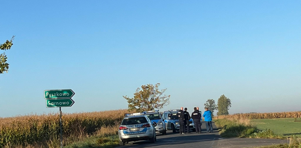 Strażacy z Włocławka szukają wycieku z rurociągu pod Chodczem. Fot. Natalia Seklecka.