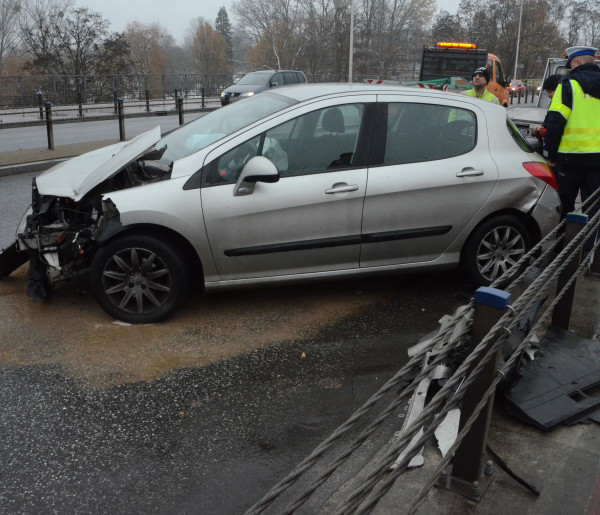 Peugeot rozbił się o bariery na moście na Okrzei. W środku cztery osoby -54685