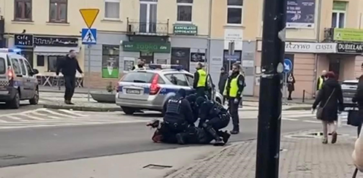 Policjanci z Bydgoszczy zatrzymali 21-latka na Placu Wolności. Fot. Screen z wideo.