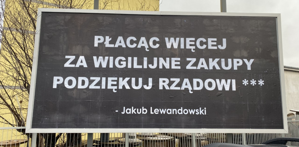 Taki billboard stanął przed budynkiem poczty w Michelinie. Fot. Jakub Lewandowski.