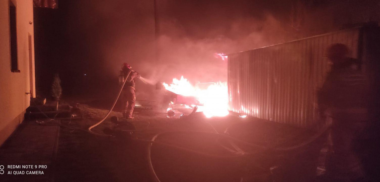 Najpierw zapaliły się tuje, następnie ogień zajął garaż. Fot. PSP Włocławek/OSP Bogucin