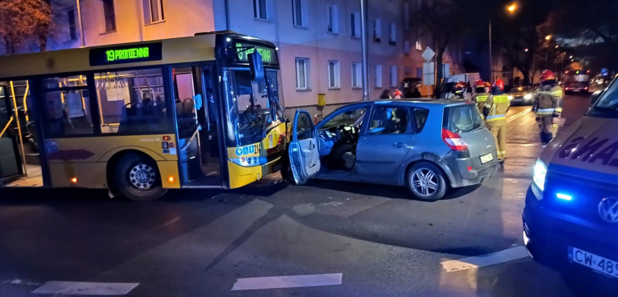Do zderzenia osobówki i autobusu doszło na skrzyżowaniu ul. Stodólnej ze Św. Antoniego. Fot. PSP Włocławek