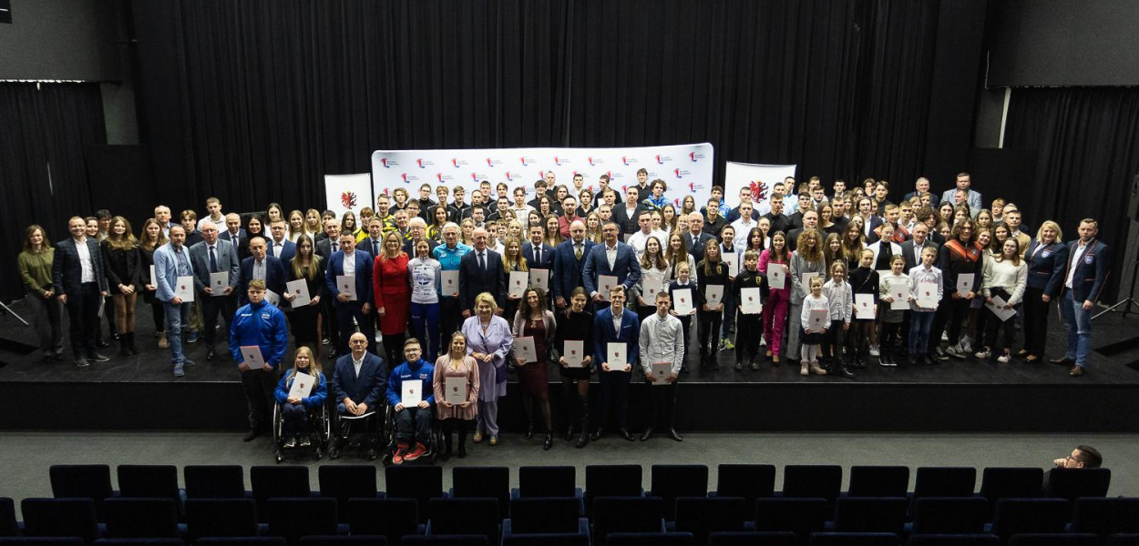 Nagrody przyznano ponad 400 zawodnikom, trenerom i działaczom sportowym. Fot. UMWK-P/ Mikołaj Kuras