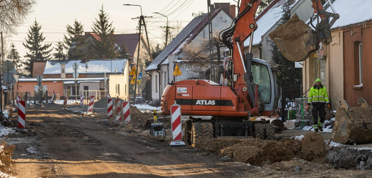 W pierwszej kolejności wykonawca rozpoczął przebudowę istniejących chodników m.in. w  Baruchowie i Kowalu. Fot. Szymon Zdziebło/tarantoga.pl dla UMWKP