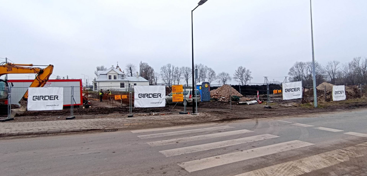 Na działce w sąsiedztwie kościoła parafialnego w Kruszynie ruszyła budowa Centrum Integracji Społecznej. Fot. DD. 