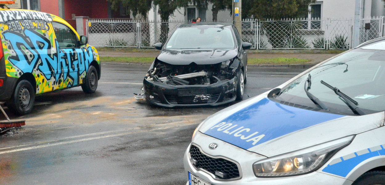 Do zderzenia dwóch samochodów osobowych doszło przed godz. 8 na na skrzyżowaniu ulic Wiejskiej i Zbiegniewskiej. Fot. DD. 